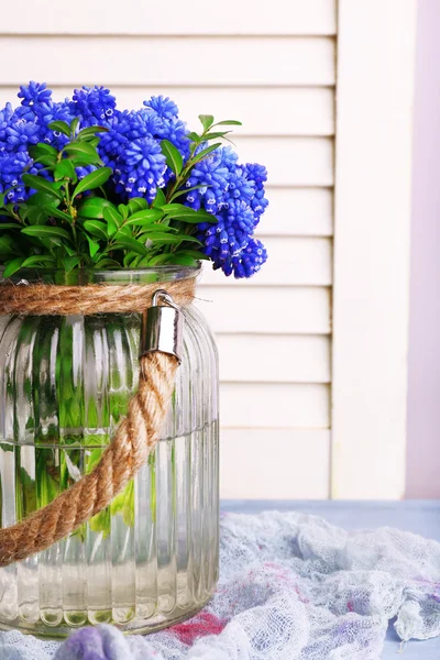 Flores de campana azul en jarrón de vidrio sobre fondo de madera —  Fotos de Stock