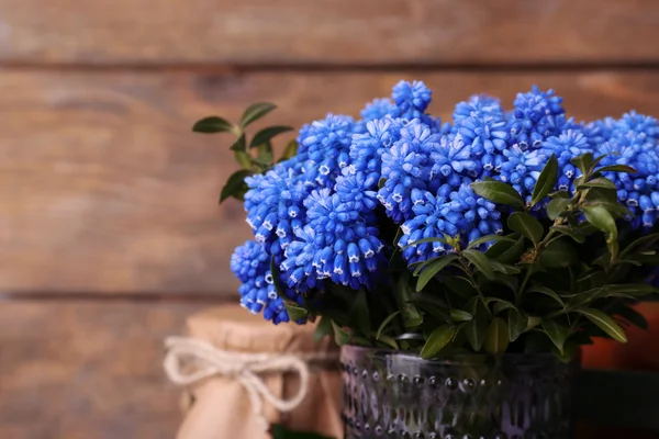 Flores de campana azul sobre fondo de madera — Foto de Stock