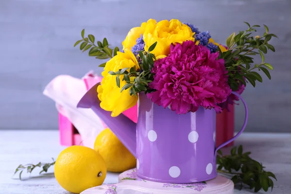 Složení s čerstvou jarní květy na dřevěné pozadí — Stock fotografie