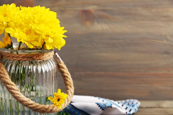 Gele chrysant in glazen vaas — Stockfoto