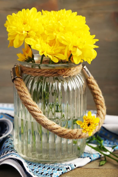 Sárga krizantém, az üveg váza — Stock Fotó