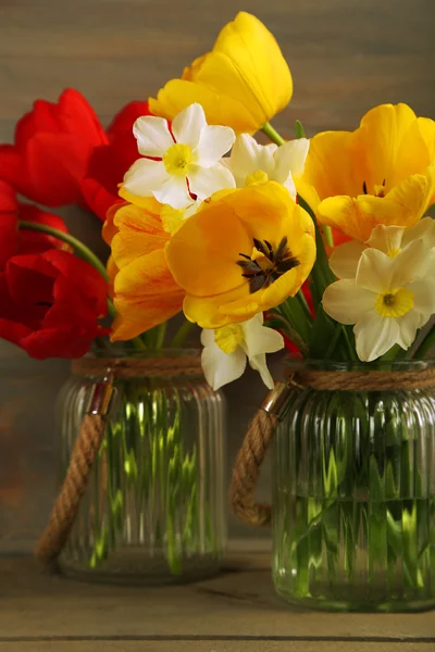 Piękny bukiet tulipanów i narcyzów — Zdjęcie stockowe
