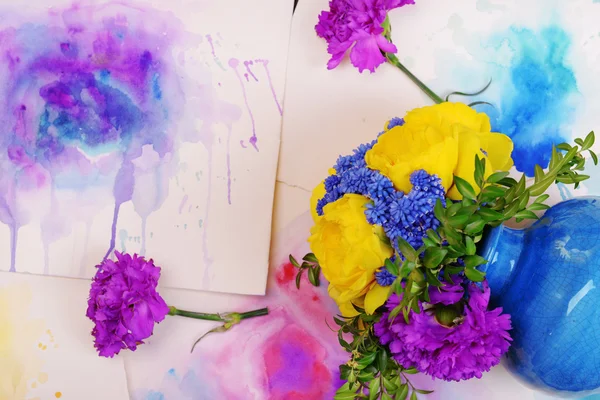 Mooie bloemen in vaas op aquarel schetst achtergrond bovenaanzicht — Stockfoto