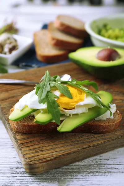 Sandwich with egg, avocado and arugula — Stock Photo, Image