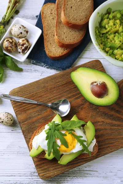 Smörgås med ägg, avokado och rucola — Stockfoto