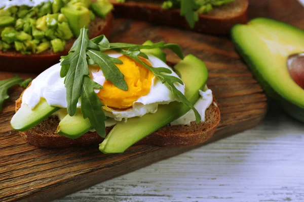 Sandwich with egg, avocado and arugula