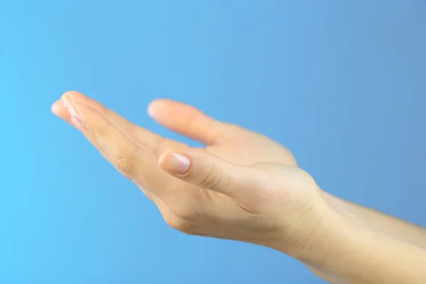 Weibliche Hand auf buntem Hintergrund — Stockfoto