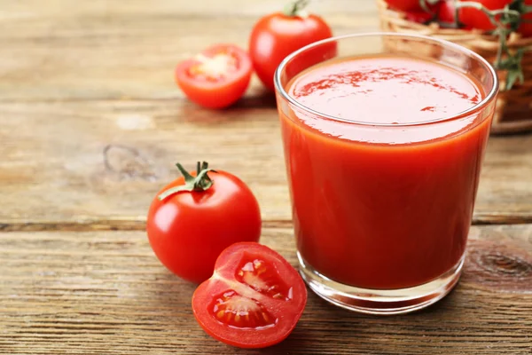 Bardak taze domates suyu ahşap arka plan üzerinde — Stok fotoğraf