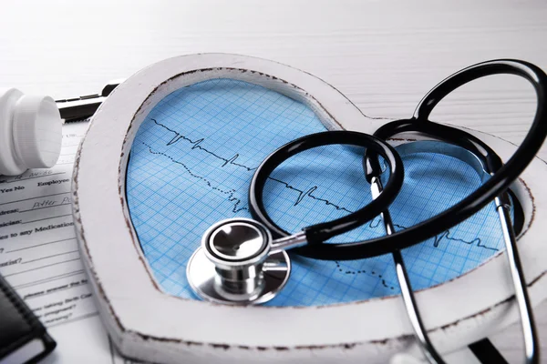 Cardiografía con estetoscopio en la mesa, primer plano —  Fotos de Stock