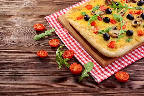 Leckere hausgemachte Pizza — Stockfoto