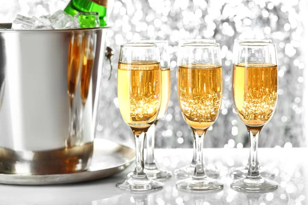 Glazen champagne op lichte achtergrond — Stockfoto