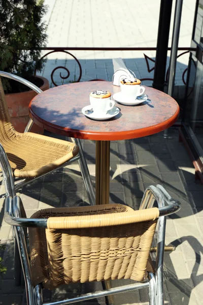 Tasses de cappuccino sur la table dans le café, à l'extérieur — Photo