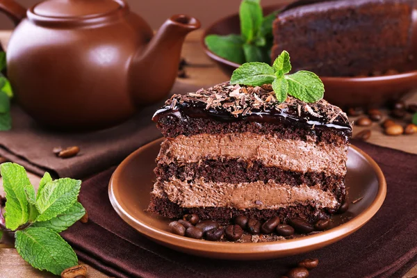 Délicieux gâteau au chocolat avec menthe sur la table close up — Photo