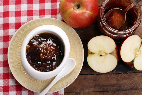 Mermelada de manzana y manzanas rojas frescas en primer plano de mesa de madera — Foto de Stock