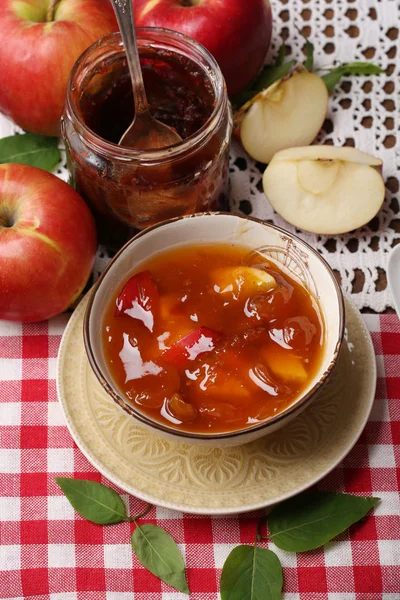 Confiture de pommes et pommes rouges fraîches sur table en bois close-up — Photo