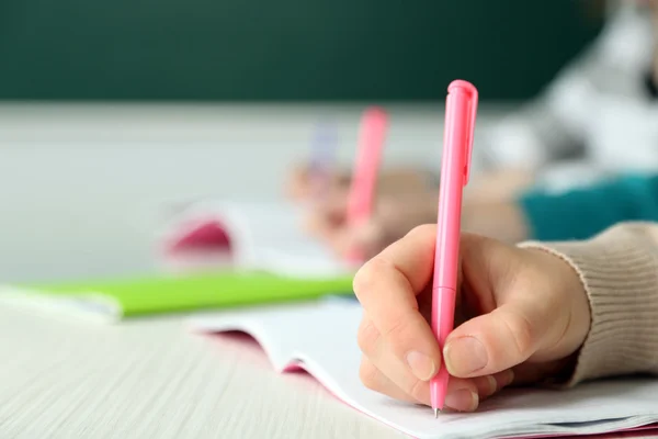 Händerna på eleverna i skolan, på nära håll — Stockfoto