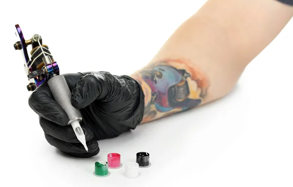 Mano del artista del tatuaje con la máquina del tatuaje — Foto de Stock