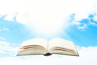 Gökyüzü arka plan üzerine açık kitap