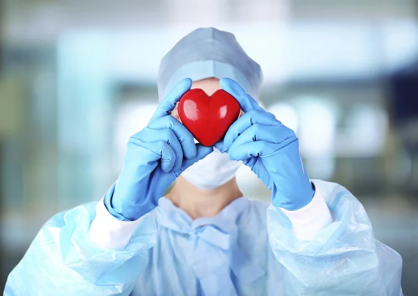 Médico com coração no hospital — Fotografia de Stock