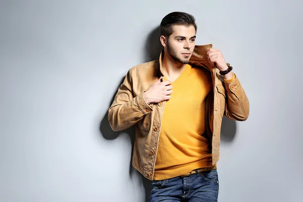 Portrait of young man on gray background — Stock Photo, Image