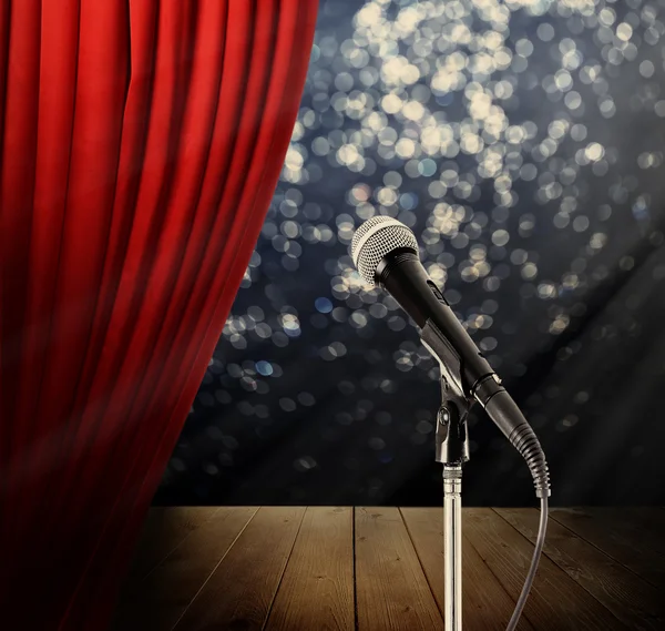 Üres színpad és a mikrofon előtt előadás — Stock Fotó