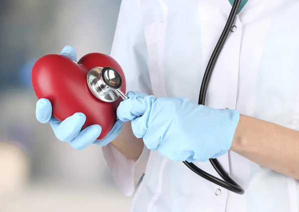 Stethoscoop met hart in handen van de arts, close-up — Stockfoto