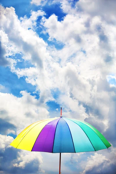 Paraguas colorido en el fondo del cielo — Foto de Stock