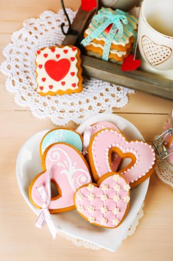 Tanımlama bilgilerini Sevgililer günü için renk ahşap arka plan üzerinde plaka üzerinde kalp şeklinde