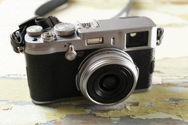 Eski ahşap masa arka plan üzerinde Retro kamera