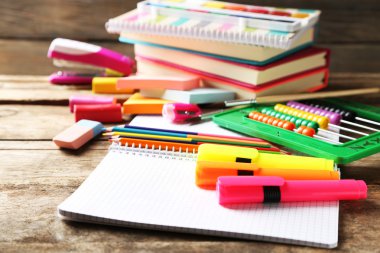 eski ahşap masa üzerinde parlak okul Kırtasiye
