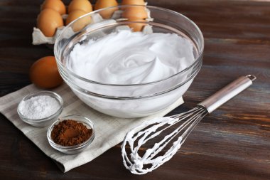 Yumurta akı krem ve diğer malzemeler için ahşap masa, closeup şanti