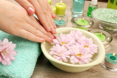 Eller ve çiçekler, closeup ile spa su kase