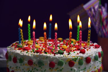 Doğum günü pastası mumlar mor zemin üzerine ile