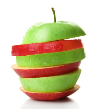 Dilimlenmiş elma beyaza izole edilmiş.