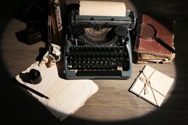 Lamba ışığında ahşap arka plan üzerinde Retro daktilo