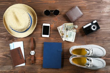 Ahşap arka plan üzerinde yolculuk şeyler kümesi