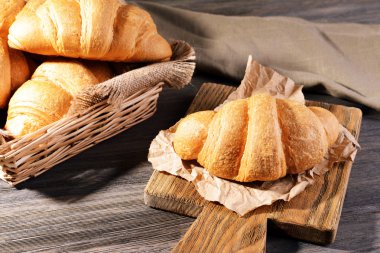 Tablo yakın çekim üzerinde lezzetli ay çöreği