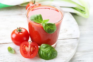 Bardak taze domates suyu üzerinde ahşap masa, portre