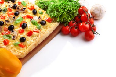beyaz zemin üzerine lezzetli ev yapımı pizza