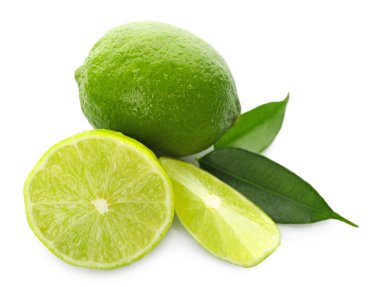 dilimlenmiş taze limes beyaz izole