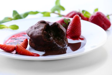 çilek beyaz tabakta, closeup ile Çikolatalı fondan