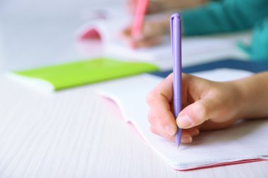 Eller öğrencilerin okulda, yakın çekim