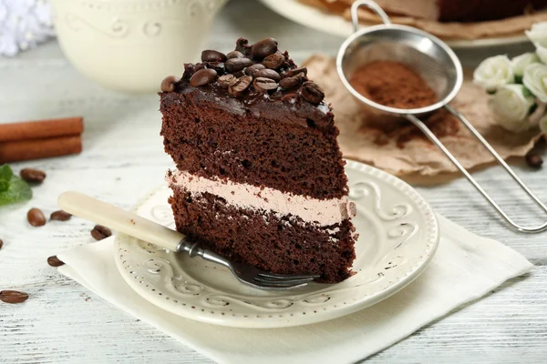 美味的巧克力蛋糕上棕色背景表格 — 图库照片