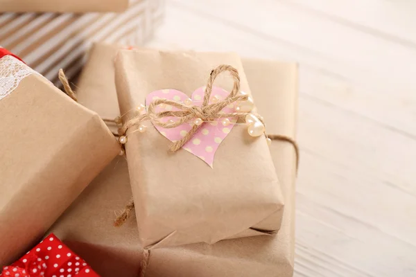 Bellissime scatole regalo su sfondo in legno. Concetto San Valentino — Foto Stock