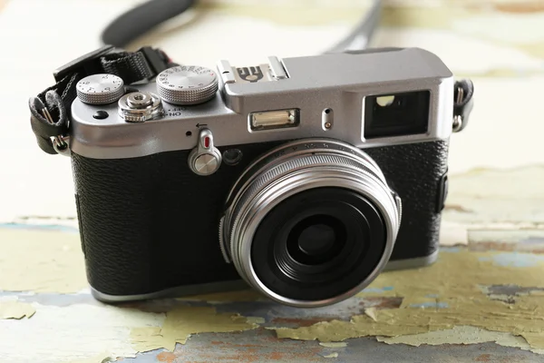 Câmera retro no fundo da mesa de madeira velha — Fotografia de Stock