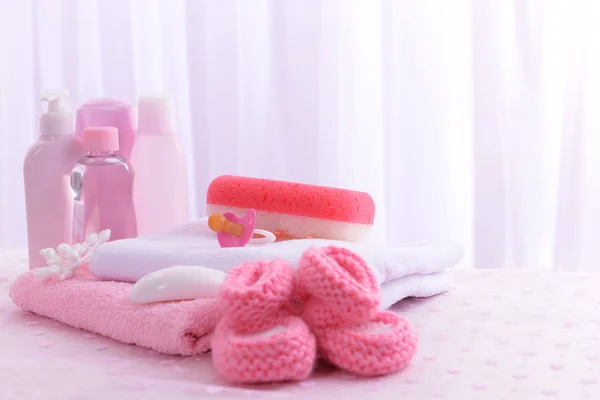 Accesorios para bebés para bañarse en la mesa sobre fondo claro — Foto de Stock