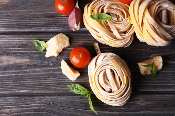 Pasta casera cruda con queso y verduras sobre fondo de madera —  Fotos de Stock