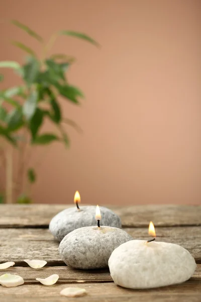 Hermosa composición de spa sobre mesa de madera, sobre fondo marrón — Foto de Stock