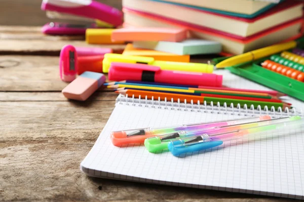 Heldere school briefpapier op oude houten tafel — Stockfoto