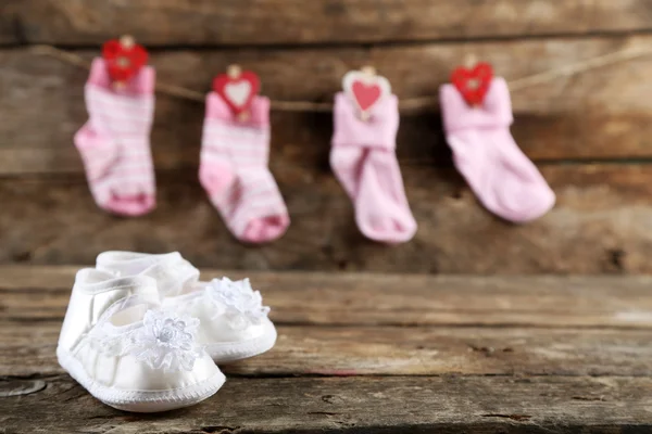 Lindos zapatos de niño sobre fondo de madera — Foto de Stock